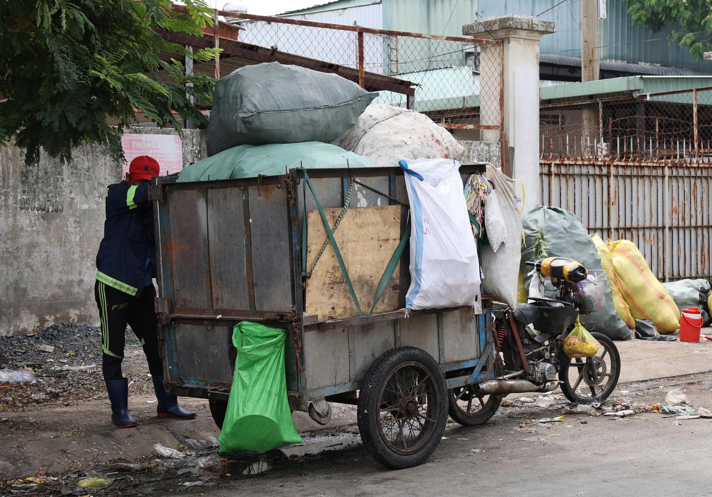 Rác vượt 14.000 tấn/ngày, TP. Hồ Chí Minh liên tiếp phát hiện người đổ trộm rác thải