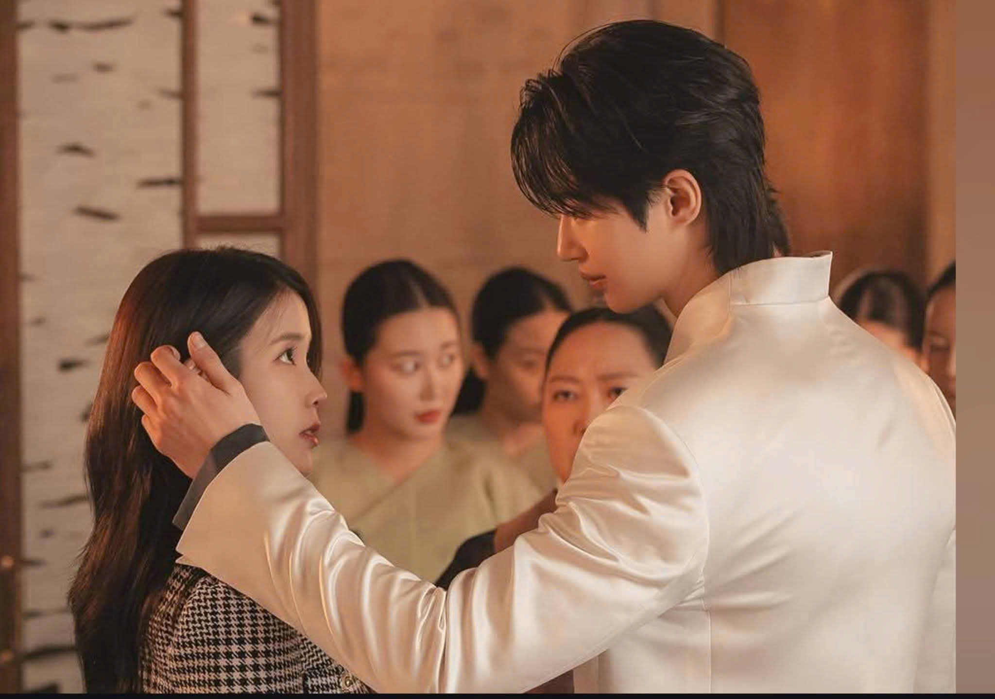 Tập mới Perfect Crown gây bão, cảnh hôn của IU và Byeon Woo Seok khiến dân mạng bùng nổ