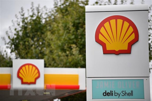 Biểu tượng Tập đoàn năng lượng Shell tại một trạm xăng ở London, Anh. (Ảnh: AFP/TTXVN)