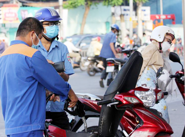 Nếu không có công cụ can thiệp như giảm thuế và phí, khả năng giá xăng dầu trong nước có thể điều chỉnh theo giá thế giới, lên đến 30.000 đồng/lít vào vài ngày tới.